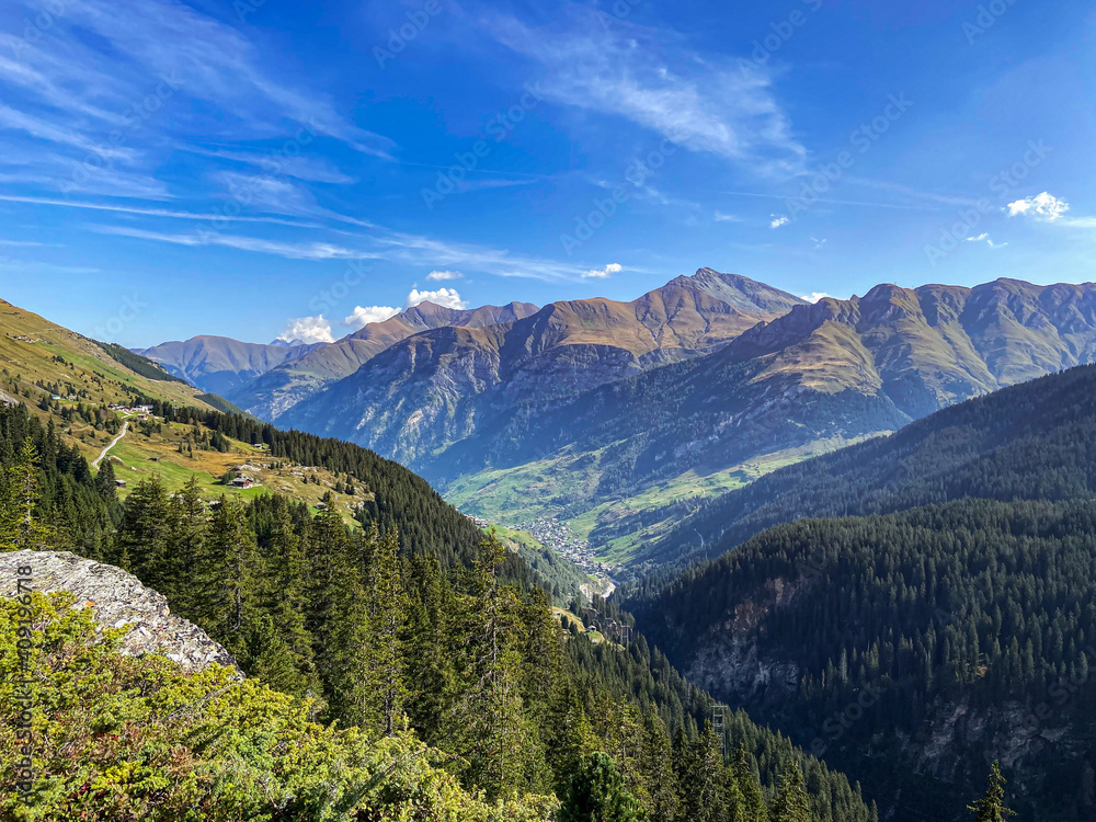 Blick durchs Valsertal in Graubünden.