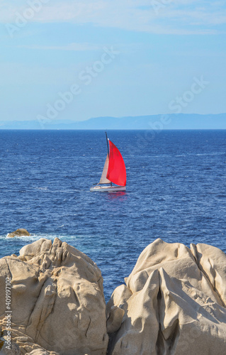 Segelboot vor dem Capo Testa auf Sardinien