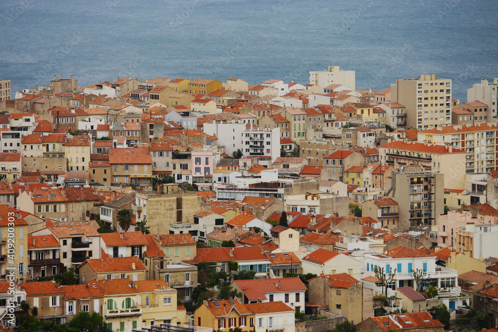 toits de marseille avec la mer en arrière plan toits de marseille avec la mer en arrière plan