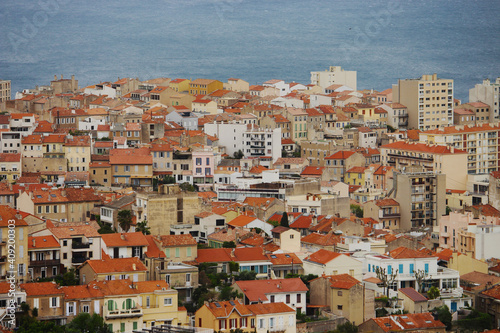 toits de marseille avec la mer en arrière plan