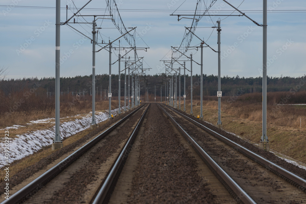 Tory kolejowe z trakcją elektryczną.