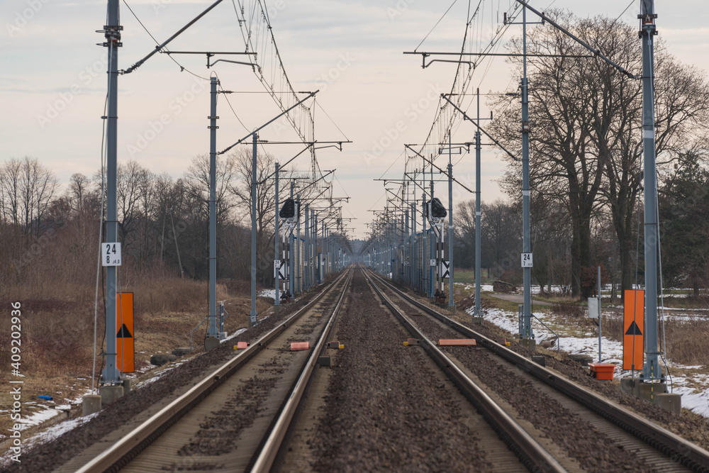 Fototapeta premium Tory kolejowe z trakcją elektryczną.