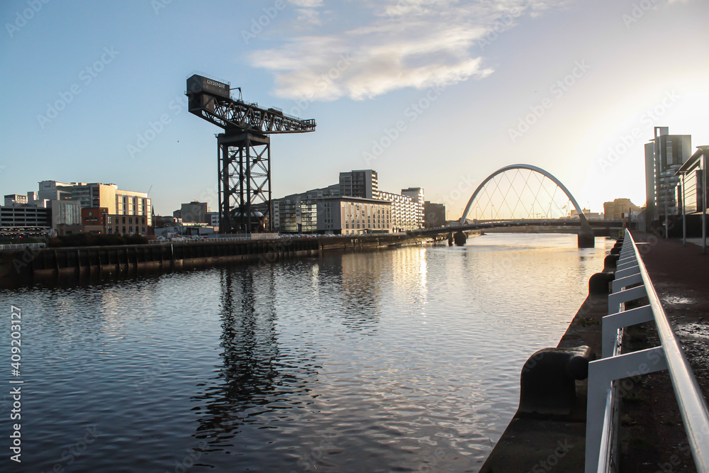 Glasgow, Morgenstimmung am Clyde mit Finnieston Crane und Clyde Arc Bridge (Blick vom Plantation Quay)