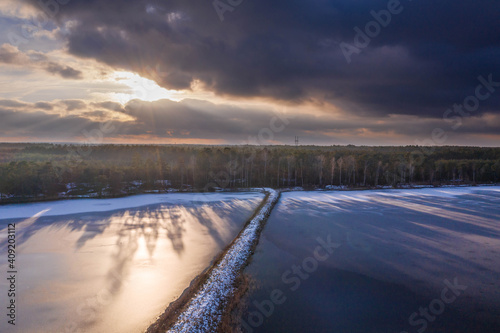 Zimowy wieczór nad stawem hodowlanym. Widok z drona. © boguslavus