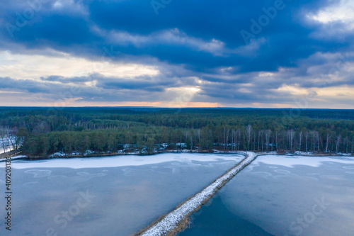 Zimowy wieczór nad stawem hodowlanym. Widok z drona. © boguslavus