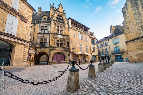 Fototapeta Naklejka Na Ścianę i Meble -  sarlat la caneda, france. 9th october, 2020: street views of sarlat la caneda old town, France