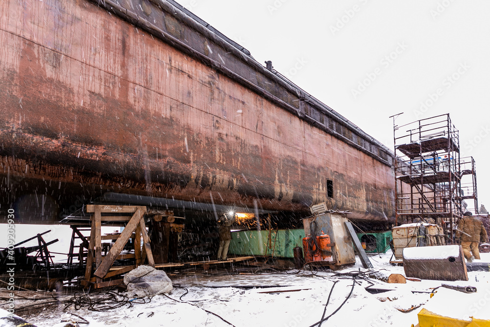 Welding in rain, snow, sawing ship. Welding in rain, snow, sawing ship.