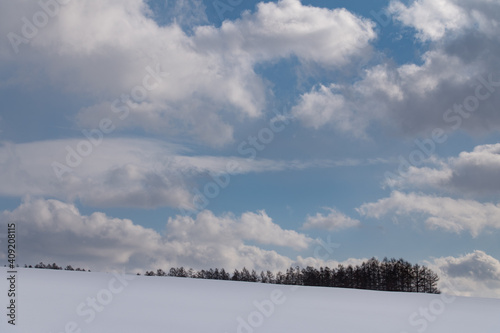 素晴らしい雲のある冬美瑛の丘 © 大西 親文