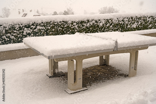 Schneebedeckter Tischtennistisch, Stans, Schweiz photo