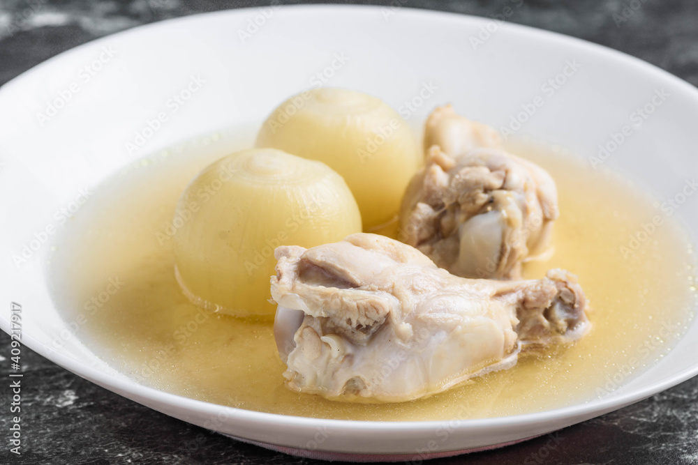 小玉葱と手羽元のチキンスープ