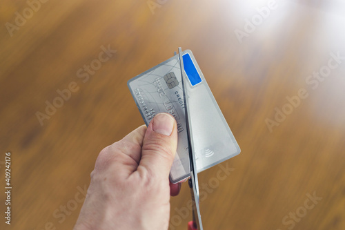 Irreversible destruction of a deactivated payment card by cutting with scissors