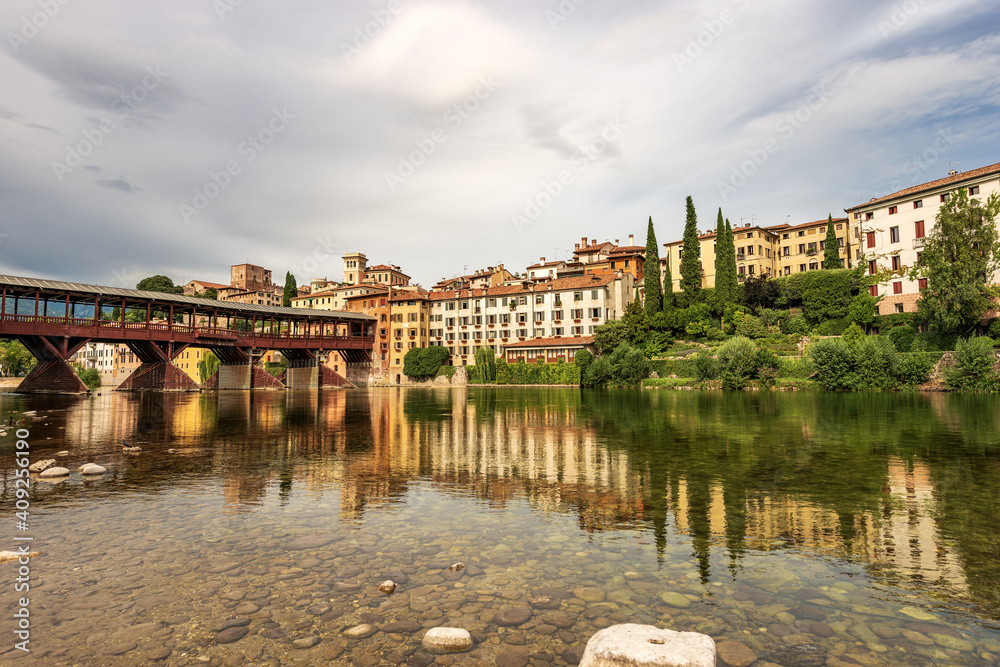 Obraz premium Cityscape of Bassano del Grappa with the Bridge of the Alpini (Ponte degli Alpini or Ponte Vecchio) and the Brenta River. Vicenza province, Veneto, Italy, Europe.