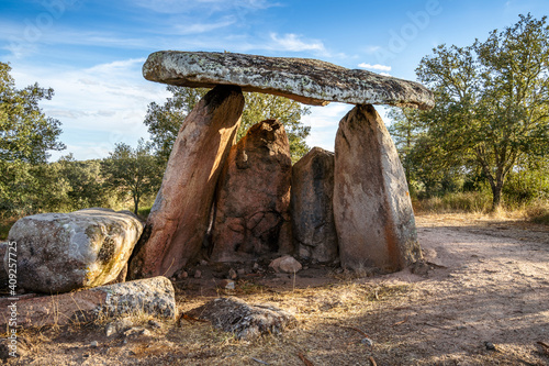 Foto A megalithic dolmen used as tomb found in Barbacena, Portugal