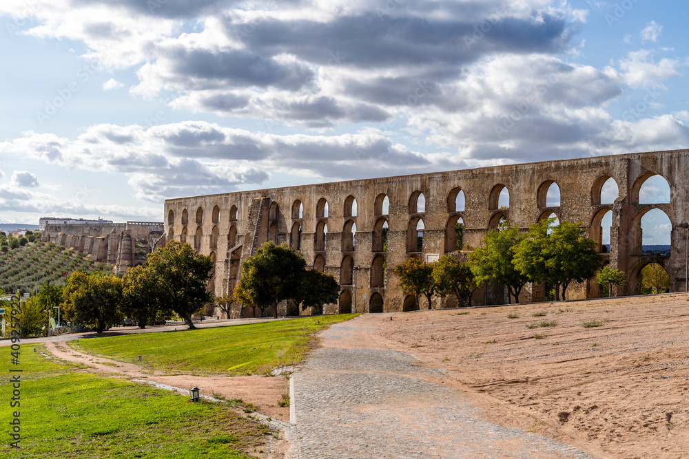Fototapeta premium Amazing aqueduct located in the heart of Elvas, Alentejo, Portugal