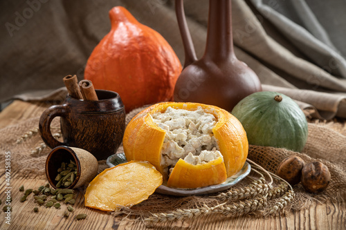 Obraz na płótnie Still life with baked stuffed pumpkin w salonie