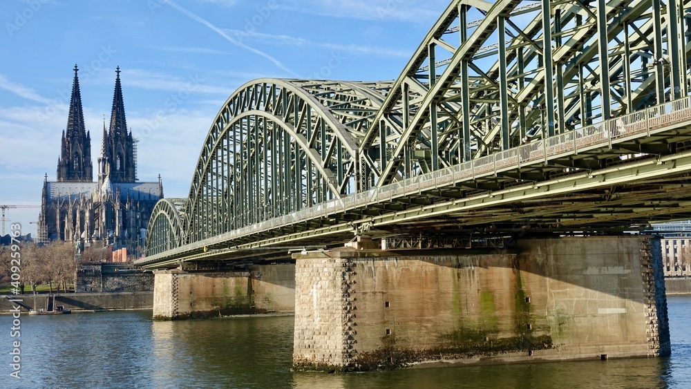 Köln mit Kölner Dom und Hohenzollernbrücke, Stadtpanorama