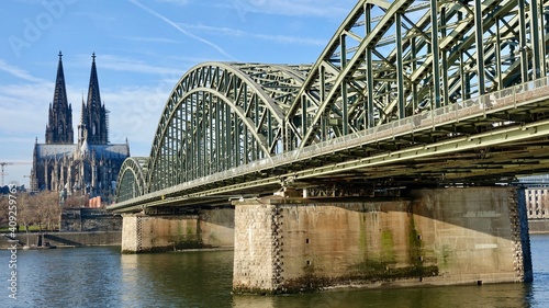 Köln mit Kölner Dom und Hohenzollernbrücke, Stadtpanorama © Omm-on-tour