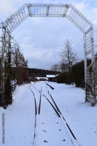 einsamer Bahnhof im Schnee photo