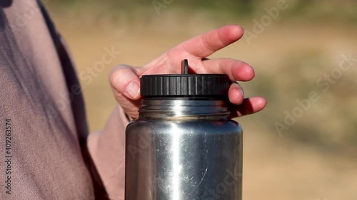 open the lid of the thermos