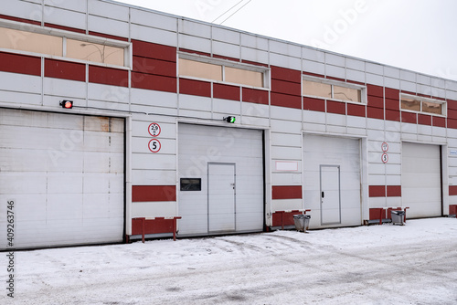 Building of a repair shop or car wash. Automatic shutters gate to the garage.