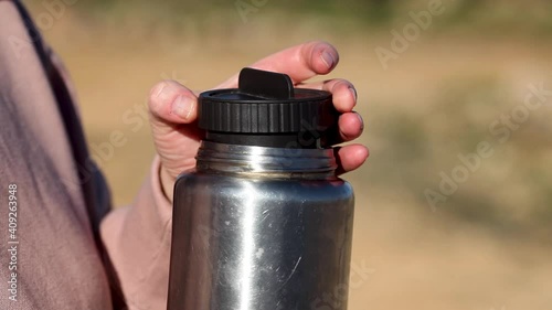 close the teapot lid