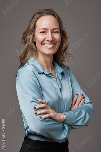 Retrato en estudio de mujer empresaria sobre fondo gris. photo
