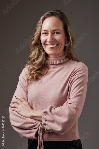 Retrato en estudio de mujer empresaria sobre fondo gris. photo