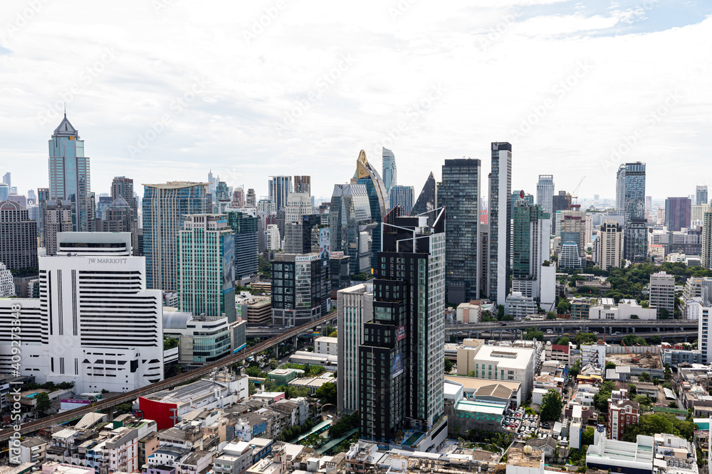 Fototapeta premium BANGKOK, THAILAND - AUGUST 27, 2020 : view of Bangkok's skyline in the area of Sukhumvit, the business district of Bangkok.