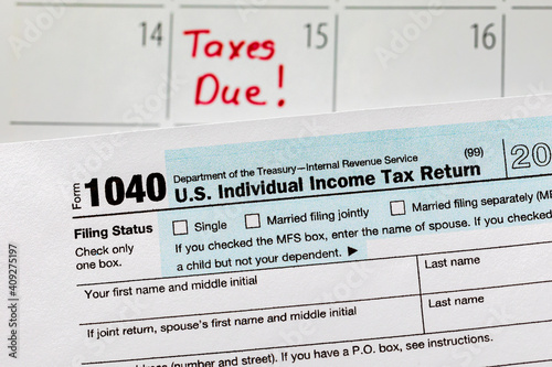 Φωτογραφία 1040 individual income tax return form and calendar with filing deadline date
