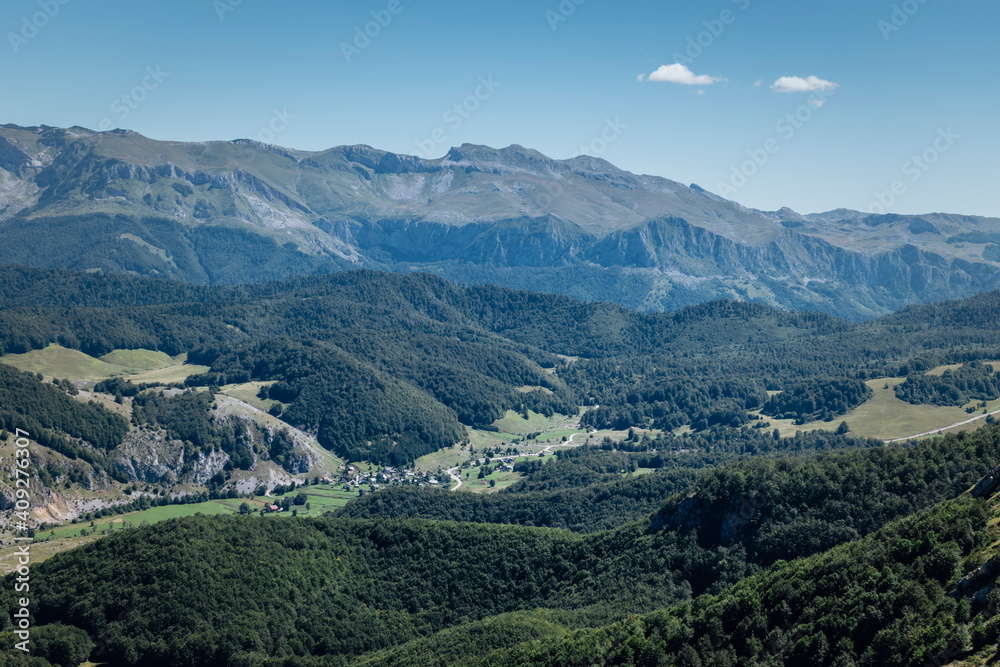 Naklejka premium landscape with mountains