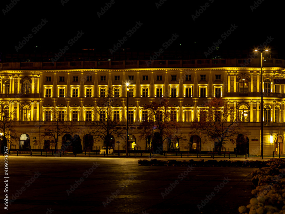 Obraz premium An atmospheric building at night in the city center