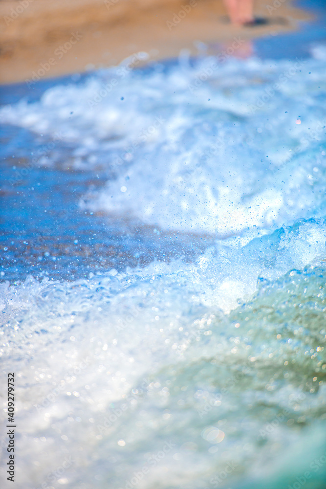 Obraz premium Turquoise waves at the sea