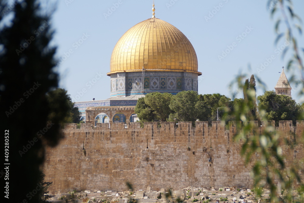 panoramic view of the dome of the rock in jerusalem