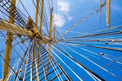 Billede på lærred Sailing ship in the harbor