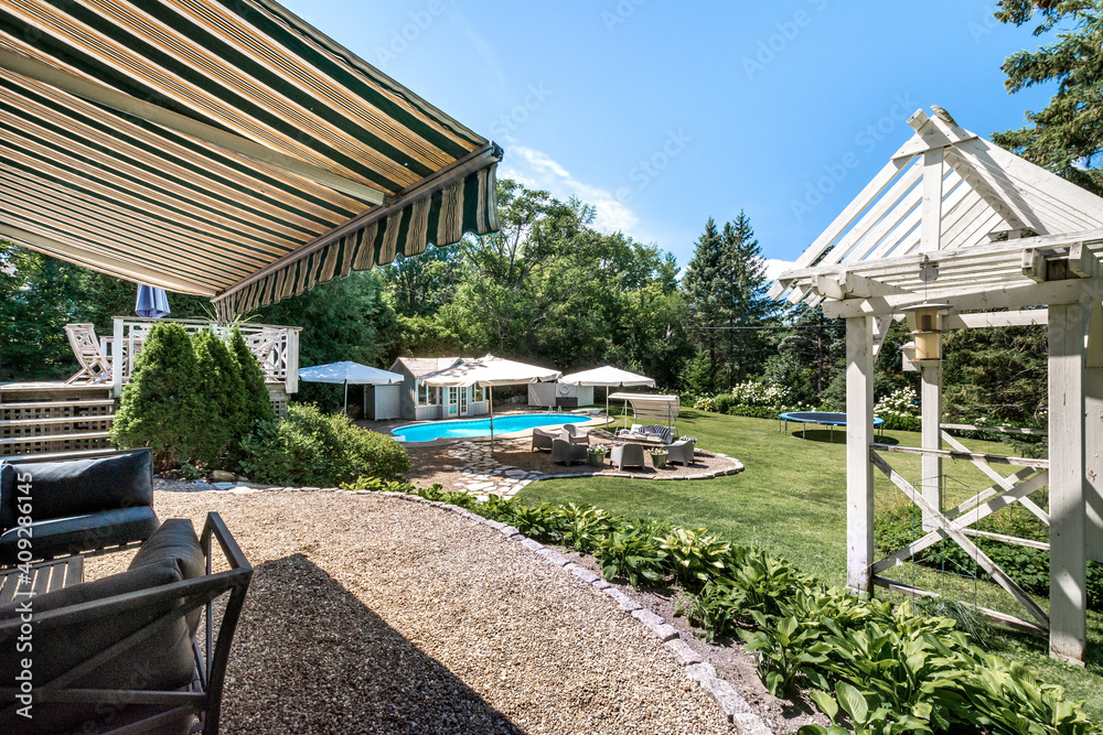 Beautiful Canadian House with backyard and swimming pool in Montreal's Suburb Beautiful Canadian House with backyard and swimming pool in Montreal's Suburb