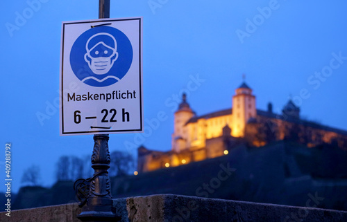 Maskenpflicht auf der Alten Mainbrücke in Würzburg mit Burg