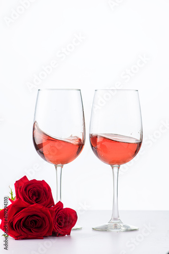 Vino Rosa y Rosas para pareja en el día de san valentin