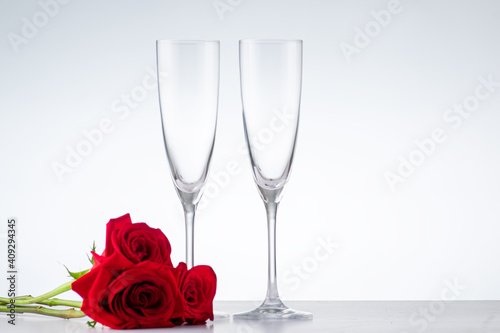 Copas vacías con rosas para pareja en el día de san valentin