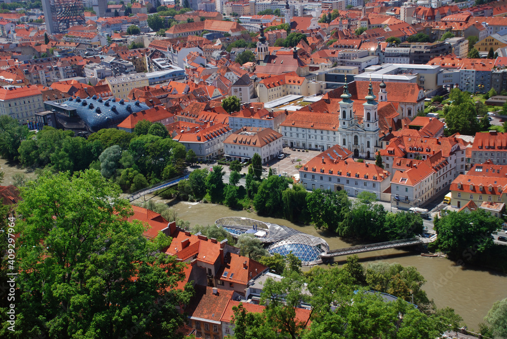 Obraz premium A panoramic city view of the old town of Graz from the Grazer Schlossberg in summer