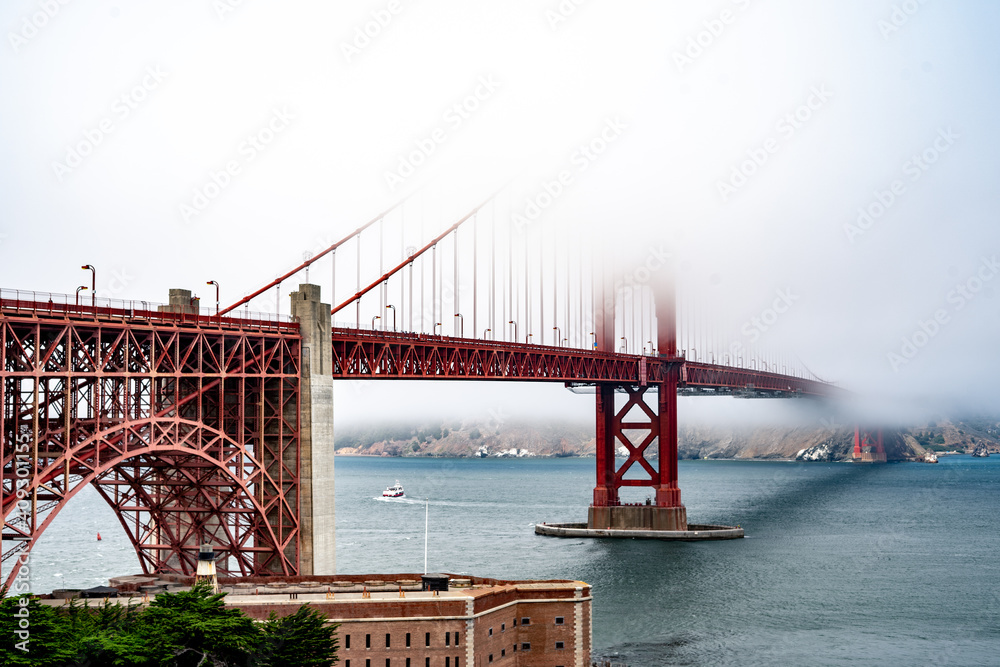 Obraz premium Haze down the Golden Gate