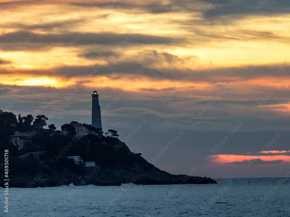 Lever de soleil sur la mer et le phare de la presqu'île du Cap Ferrat près de Nice sur la Côte d'Azur