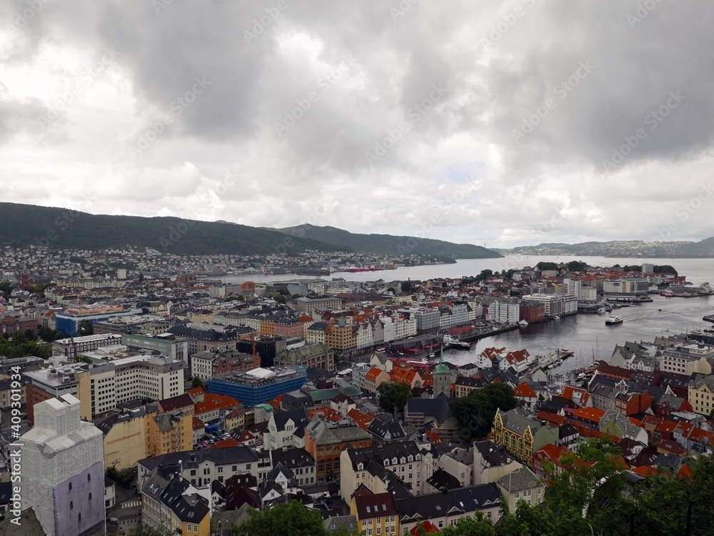 panorama di casette in un piccolo villagio nei fiordi in Norvegia