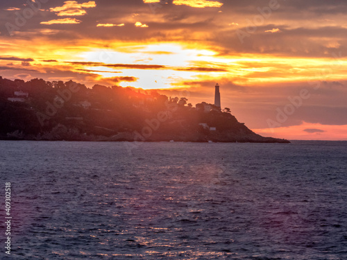 Lever de soleil sur la mer et le phare de la presqu   le du Cap Ferrat pr  s de Nice sur la C  te d Azur