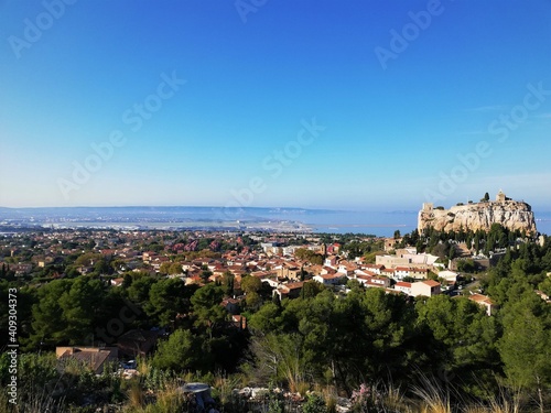 rocher de Vitrolles aéroport arrière plan