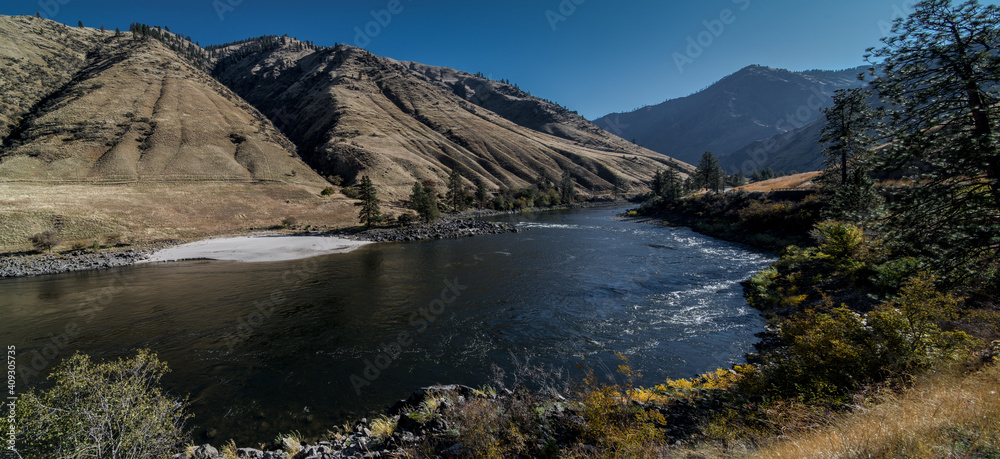 Naklejka premium Salmon River in Fall, Idaho