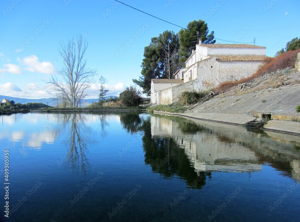 Obraz premium house on lake with reflection