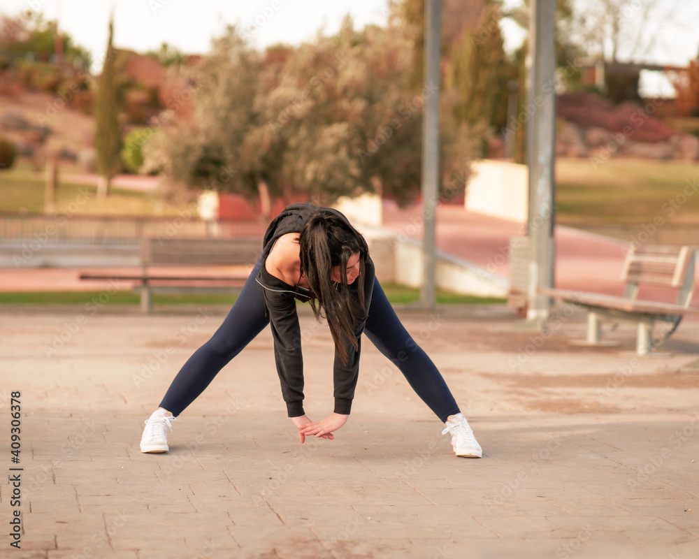 © Paco Perpiñan - Beautiful woman doing sport outdoors