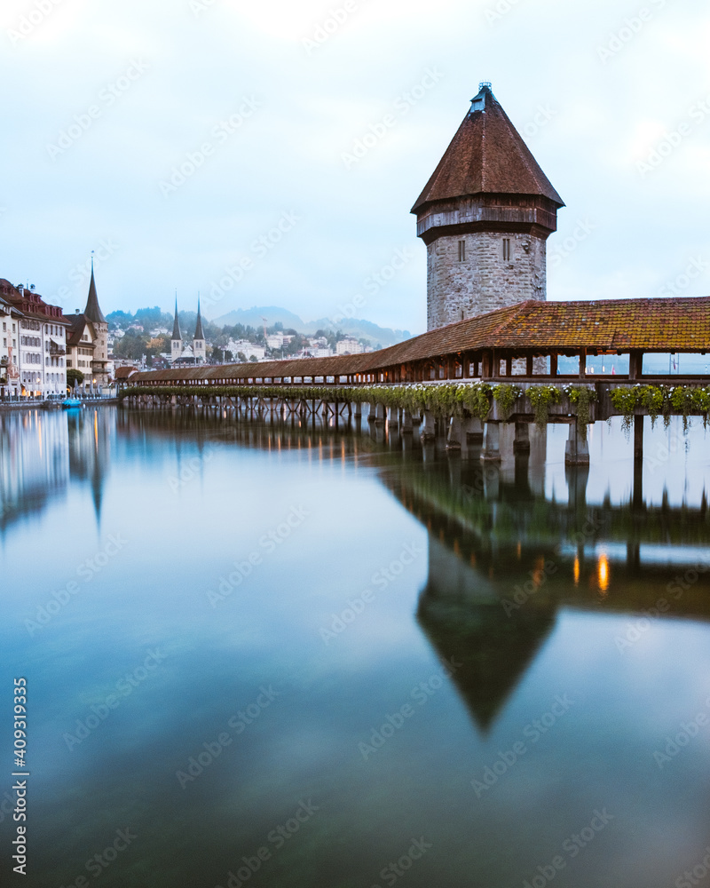 Kapellbrücke in Luzern mit Blick auf Hofkirche.