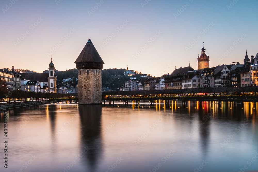 Kapellbrücke in Luzern während der Abenddämmerung.
