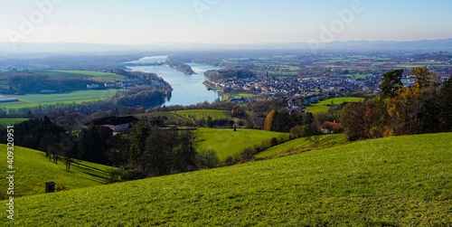 Ausblick Guckerstein  Ober  sterreich  D  rnberg  Donau  Ausblick auf Donau    sterreich  Blick auf Ottensheim  Fluss  Wiese  gr  n  Fernblick